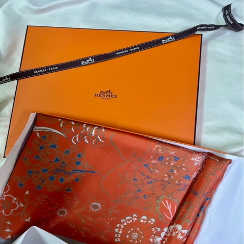 【全新僅開箱】Hermes 愛馬仕 90x90 雙面絲巾 Mille Feuilles de Sois 橘灰 附盒購證