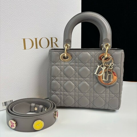 Dior LadyDior灰色小羊皮金扣四格戴妃包 徽章款肩帶