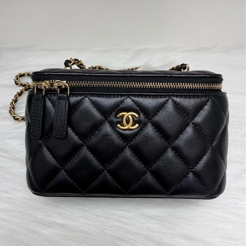 香奈兒 Chanel 金球化妝盒 黑金羊皮 金色鏈條+金球24年 尺寸：16×10×8。