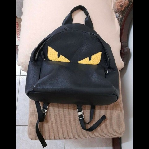 Fendi  Monster 正版絕版 小怪獸 2024年 牛皮包身 鱷魚皮眼睛 實用 容量大 狀況良好 後背包 牌價159000元 請看商品敘述