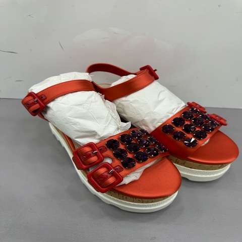 Miu Miu紅色厚底涼鞋，走秀款，鞋面紫色水鑽，鞋底厚實，穿得很穩，夏天搭配裙子褲子都很亮眼～36碼