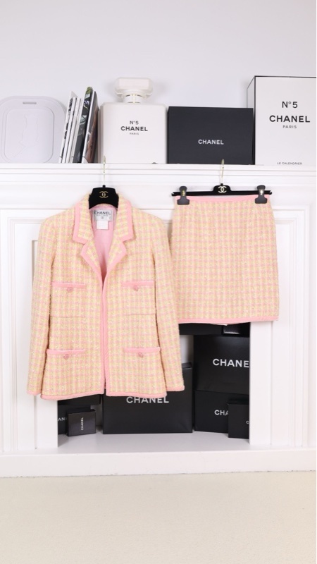 Chanel 96年春夏预告系列黄粉格纹丝绒滚边四口袋外套半裙套装