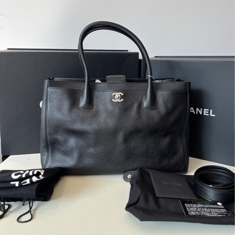 Chanel 黑銀細紋牛皮cerf 中號 12開 附件：塵袋 肩帶 子袋 卡 尺寸約36*23.5*14。