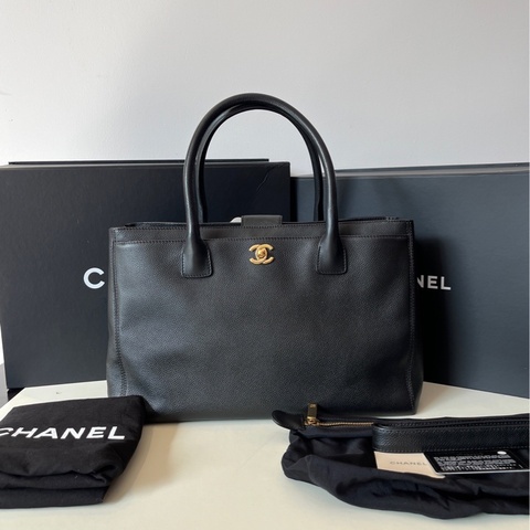 Chanel 黑金細紋牛皮cerf 中號 17開 附件：塵袋 肩帶 子袋 卡 尺寸約 36*23.5*14。