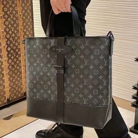 Louis Vuitton 路易威登 Saumur黑武士托特包，芯片款，經典老花黑色皮邊，黑色肩帶，尺寸38×37×13cm 手提斜挎都行  附件   塵袋