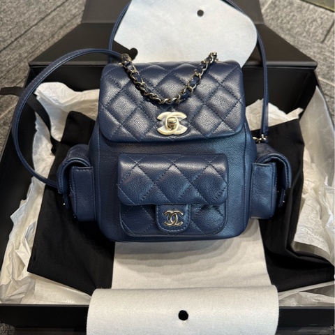 未使用 Chanel 香奈兒 24荔枝皮坦克duma雙肩包 藏藍色/寶石藍淡金扣，19cm小號