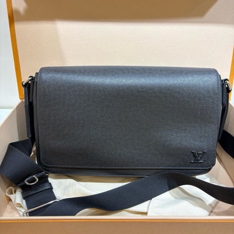 99新Louis Vuitton/路易威登 District 小號男士單肩包 NBA球星同款，黑色 Taiga 牛皮革，尺寸26×20×7cm