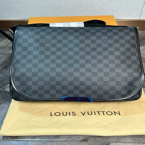 未使用 Louis Vuitton 路易威登 黑色棋盤格郵差包 單肩斜挎包 內外都有隔層 男款 尺寸：38*7*30cm 附件：塵袋。