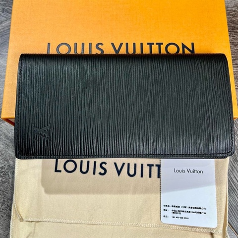 未使用Louis Vuitton 路易威登 經典款全皮精緻logo 水波紋長款對折 錢夾 錢包 男款 黑色 尺寸：19*11cm 附件：塵袋 配盒