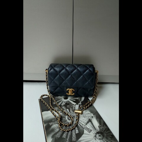 Chanel 金鍊剩深藍荔枝皮風衣調節釦口蓋包 方胖子 18