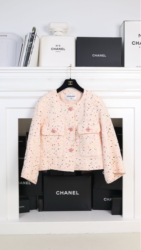 Chanel 19年沙滩系列秀款粉色糖豆琉璃扣两口袋外套FR36