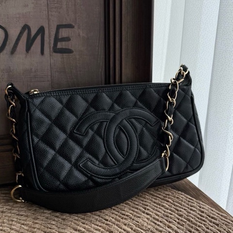 香奈兒chanel 雙C魚子醬牛皮黑金荔枝皮腋下包  尺寸23釐米 年份：8開