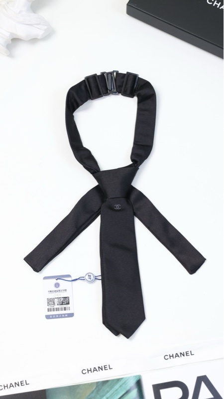 Chanel 黑色缎面领带chocker
