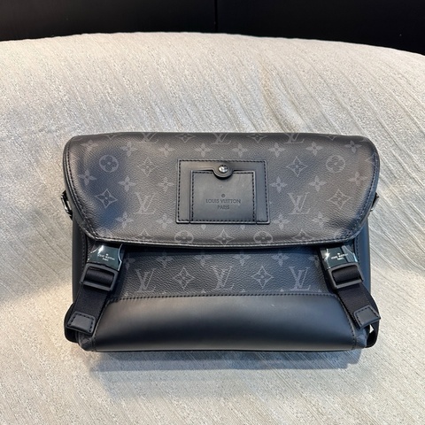 Louis Vuitton 路易威登   VOYAGER 系列 經典老花滿印 塗層帆布 郵差包單肩斜挎包