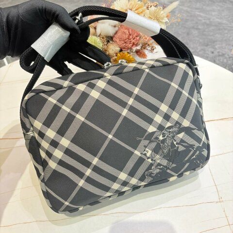 Burberry 黑色格紋戰馬相機斜背包