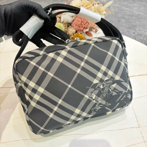 *SHIHNA名牌精品* Burberry 黑色格紋戰馬相機斜背包