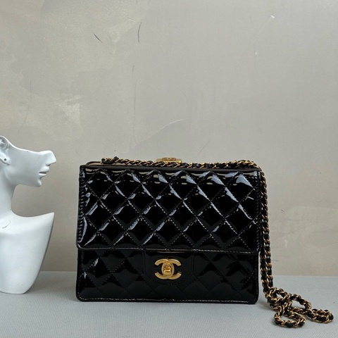 Chanel香奈兒 23K新款黑金漆皮菱格紋金屬邊鏈條包，芯片款