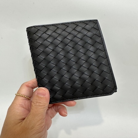 BV 黑小牛皮小編織對開護照夾
