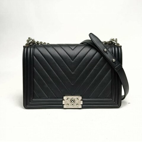 CHANEL Leboy中大號黑色羊皮革22開銀扣V紋肩背包