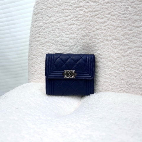 Chanel藍色牛皮復古銀釦BOY三折短夾A84068