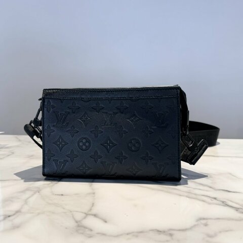 LV aston 隨身壓紋側背