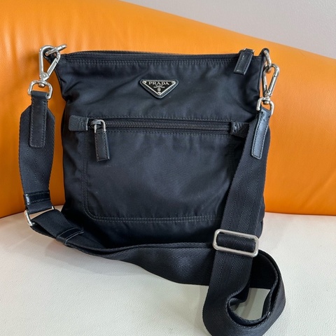 Prada 普拉達男士斜挎包，黑色尼龍降落傘布，意大利製造，三角標，經典款，帶肩帶