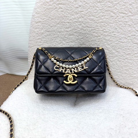 CHANEL 黑色小羊皮垂墜珍珠鏈字母金釦口蓋包AS4986