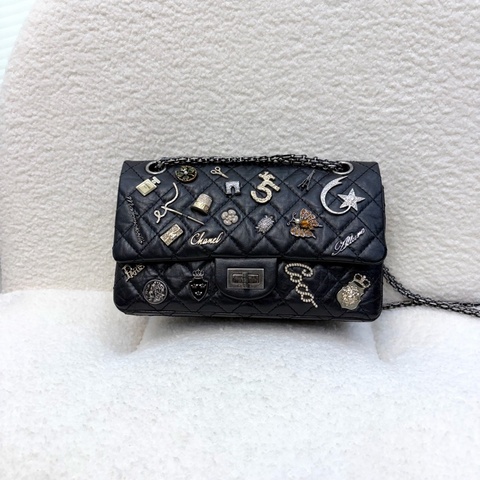 CHANEL包包黑銀揉製牛皮限量銀針徽章款2.55 24CM
