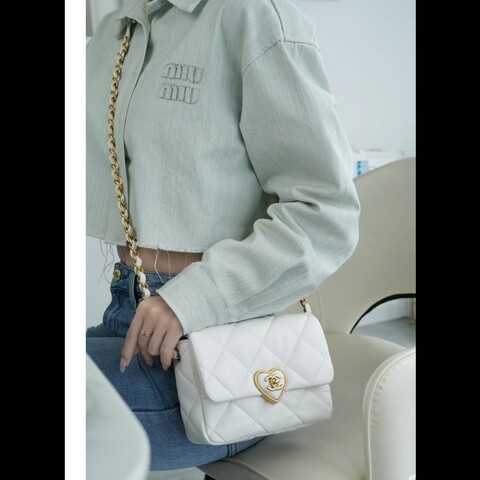 Chanel 香奈兒方胖子mini白色愛心琺瑯扣