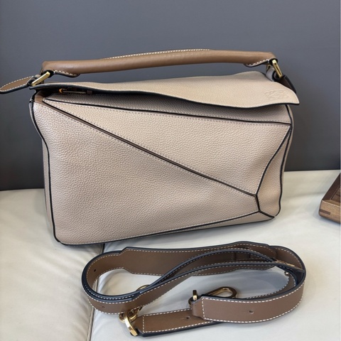 Loewe 羅意威 沙色中號puzzle，底長29cm