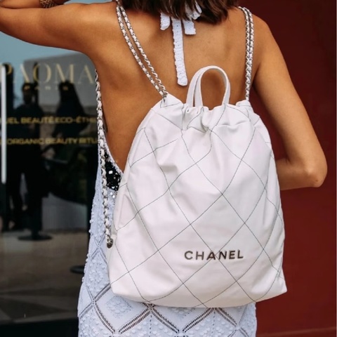 Chanel • 經典白色黑線銀釦22 Bag 後背包 芯片款✨