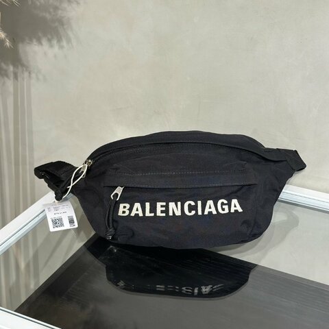 Balenciaga 尼龍斜背胸包