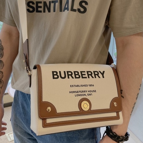 Burberry巴寶莉🎩 Horseferry Note 帆布拼棕皮郵差包💗 新款寬肩帶💕 橫版 全新有膜有吊牌✨ 尺寸25*18*9