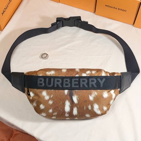 🦌超級好看 Burberry 巴寶莉 大logo鹿紋尼龍腰包 胸包