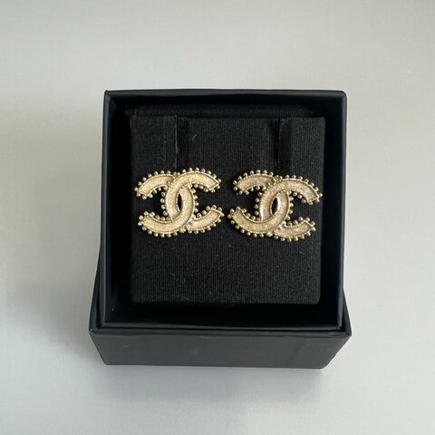 CHANEL F23/K 雙C裝飾耳環