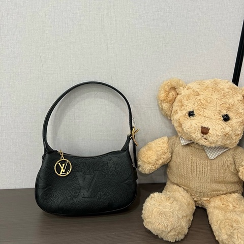LV/路易威登 黑色牛皮壓紋mini moon月亮包單肩包腋下包 芯片款
