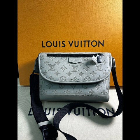 路易威登/Louis Vuitton PULSE 郵差包 Monogram Shadow 壓紋牛皮革
