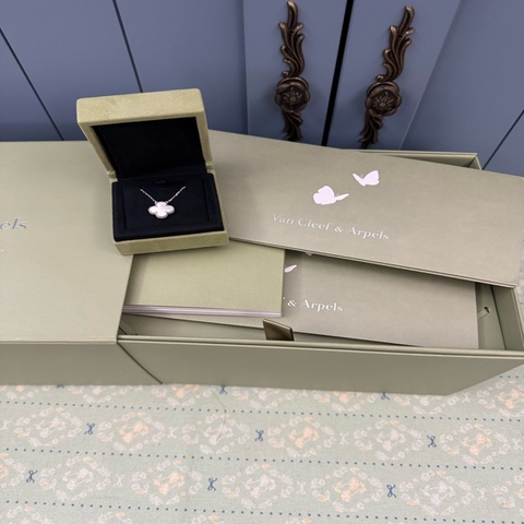 Van Cleef&Arpels四葉幸運草白母貝項鍊