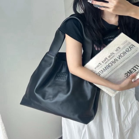 Miumiu 繆繆tote hobo托特 黑色牛皮 尺寸：39*38cm
