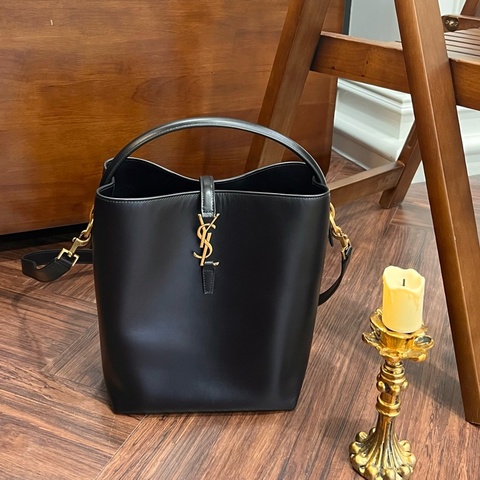 全新品 YSL 742828 Le 37黑金釦小牛皮水桶包 中號