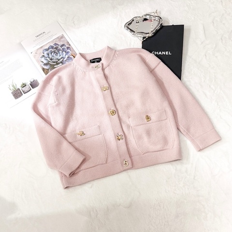 CHANEL 淺粉多元素金扣羊絨開衫