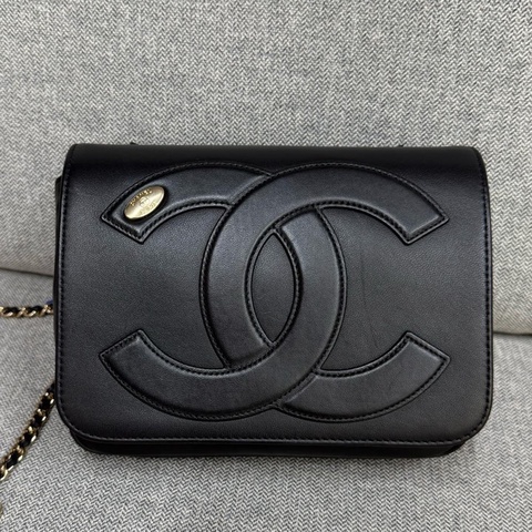 香奈兒Chanel黑金翻蓋斜挎包。