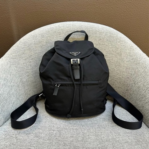 【震撼撿漏👍🏻全網最低價】💫Prada/普拉達黑銀尼龍降落傘雙肩包背包 男女通用