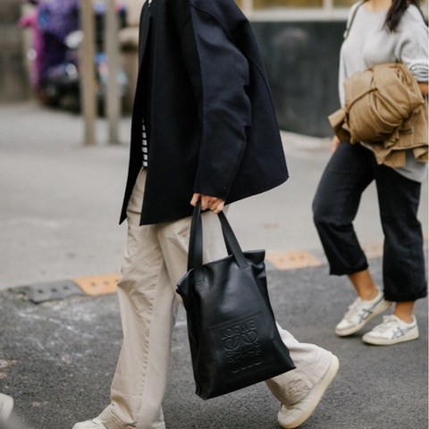 【潮男必備👍🏻全網最低價】💫Loewe/羅意威 中古 黑色 壓紋logo 竪版tote包