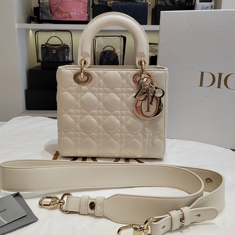 Dior/迪奥 白色四格戴妃 浅金色饰面金属吊饰四格藤格纹 20编码