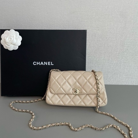 Chanel香奈兒🖤 奶茶色金扣雲朵cf大mini💗 鏈條單肩斜挎包💕  99新✨芯片款 尺寸：19×10