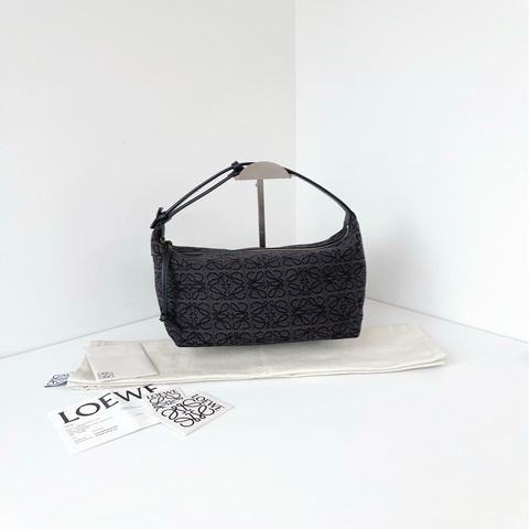 Loewe羅意威🫶🏻 黑色大花cubi飯盒包 經典壓紋 肩帶牛皮 💕99新✨ 尺寸:25*16*17