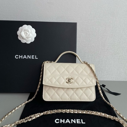 Chanel香奈兒 🖤25C 三合一 奶昔白色金扣荔枝皮woc手柄雙肩包💕 99新 芯片款✨ 尺寸：14×18.2×5