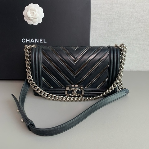 Chanel 香奈兒🖤 黑銀中號Leboy 鐳射V紋 單肩斜挎包💕 98成色✨ 24開無卡 尺寸:25*14