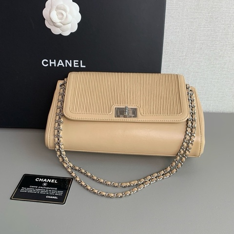 Chanel香奈兒🖤 中古款2.55米色銀扣單肩斜挎包💕 98新✨ 7開有卡 尺寸：26x13